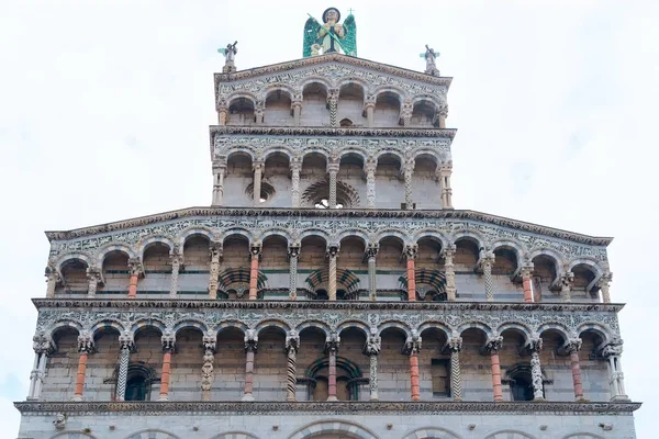 Uitzicht op de middeleeuwse kathedraal San Michele. Lucca, Toscane — Stockfoto