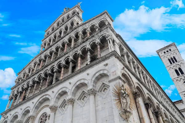 Vista de la catedral medieval de San Michele. Lucca, Toscana, Italia . — Foto de Stock