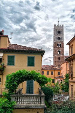 güzel çiçek dekore edilmiş balkon ve Lucca kulede