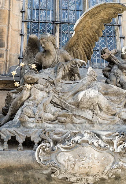 Česká republika. Socha svatého Jana Nepomuckého na St. Vitus Cathedral — Stock fotografie