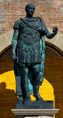 Rimini Gaius Julius Caesar'ın heykeli
