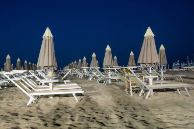 Issız beach gece. Boş şezlong. İnsanlar olmadan Beach.