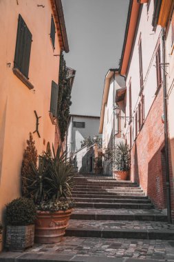 İtalya Kilisesi Santarcangelo caddesi manzaralı