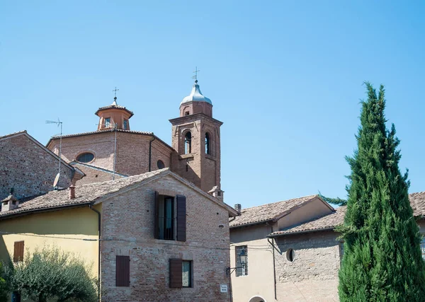 Santarcangelo Zobacz kopuły stary kościół Włochy Rimini Włochy — Zdjęcie stockowe