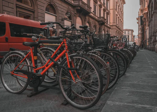 Bicicletas en la antigua calle en Florencia Italia —  Fotos de Stock