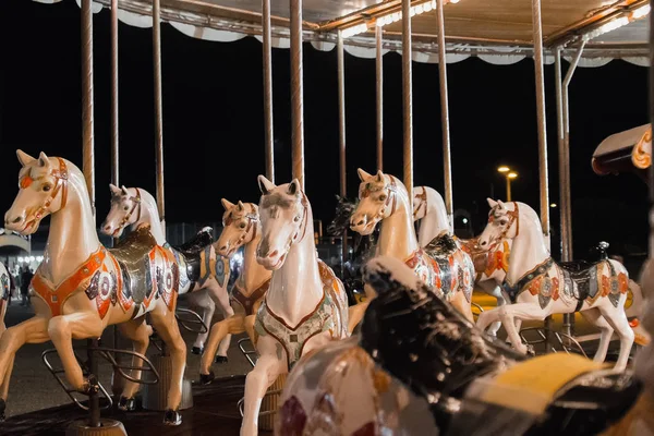 Cavalos do carrossel na feira — Fotografia de Stock