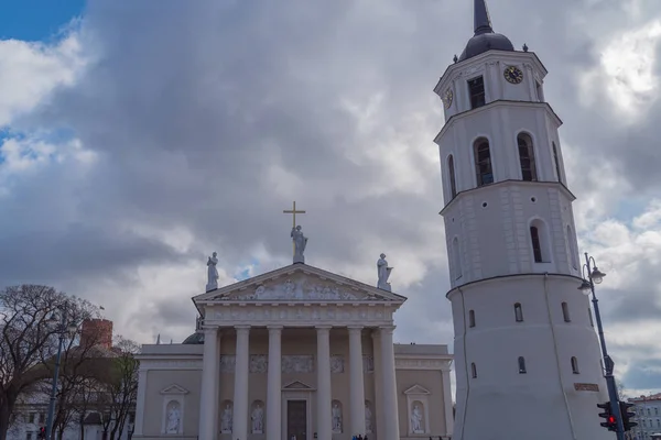 Kathedraal basiliek van St. Stanislaus en St. Vladislav met de klokkentoren Vilnius, Litouwen-Europa — Stockfoto