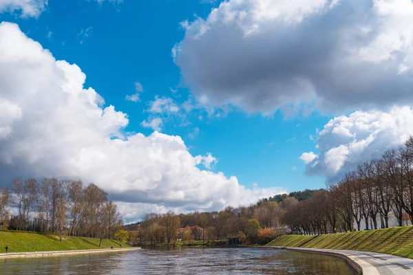 Vista panorâmica sobre o rio e ponte em Vilnius, Lituânia — Fotografia de Stock