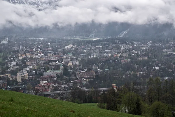 Uma vista do dal da aldeia de Zakopane no fundo das montanhas Tatra, Zakopane, Polônia — Fotografia de Stock