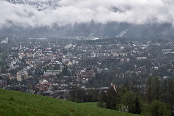 Una vista de la marea del pueblo de Zakopane en el fondo de las montañas Tatra, Zakopane, Polonia — Foto de Stock