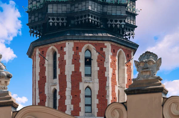 Trompeter auf dem Turm. die berühmte Tradition von Krakau, Polen — Stockfoto