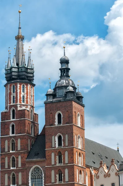 Blick auf die berühmte Marienkirche in Krakau, Polen — Stockfoto