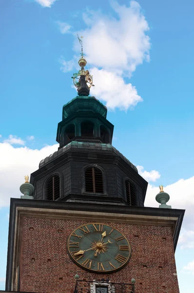 Die Uhr auf dem Rathaussturm am Hauptplatz in Krakau in Großaufnahme, Polen — Stockfoto