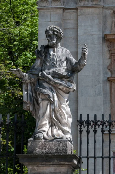 Estatuas de los doce apóstoles en Cracovia, en la Iglesia Pedro y San Pablo — Foto de Stock