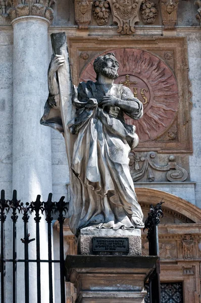 Estatuas de los doce apóstoles en Cracovia, en la Iglesia Pedro y San Pablo — Foto de Stock