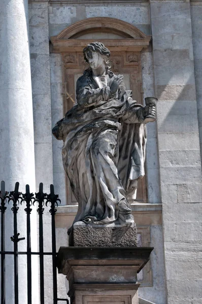 Estatuas de los doce apóstoles en Cracovia, en la Iglesia Pedro y San Pablo — Foto de Stock