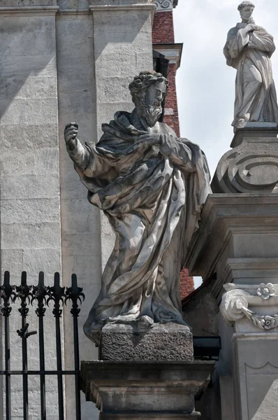 Estatuas de los doce apóstoles en Cracovia, en la Iglesia Pedro y San Pablo — Foto de Stock