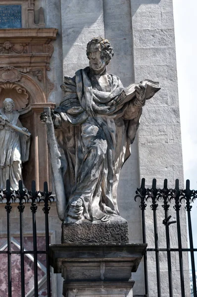 Estatuas de los doce apóstoles en Cracovia, en la Iglesia Pedro y San Pablo — Foto de Stock