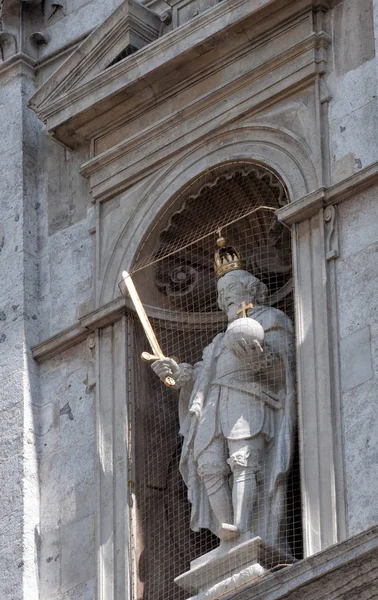 A szobor a király, a homlokzaton, az egyház Péter és Pál Krakkóban — Stock Fotó