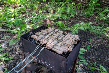 Bahçedeki şiş kebap yemek