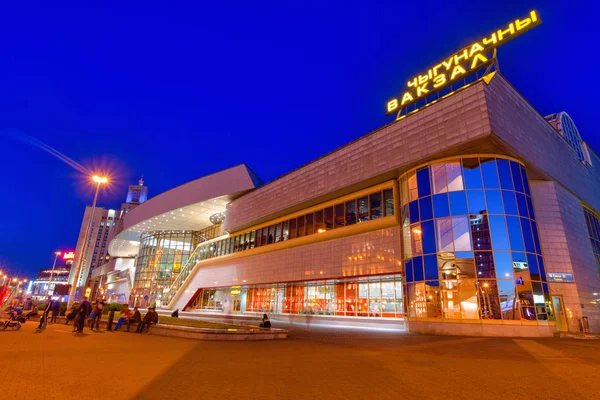 Binanın Minsk tren istasyonu gece görünümü