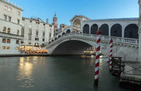 El Gran Canal y el Puente de Rialto por la noche, Venecia, Italia — Foto de Stock