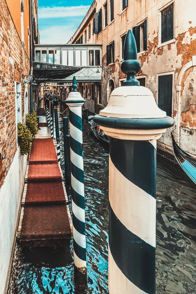 Vintage Venetian street com o cruzamento sobre o canal, Itália . — Fotografia de Stock