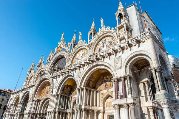 Basilica di San Marco güneşli bir günde, Venedik, İtalya