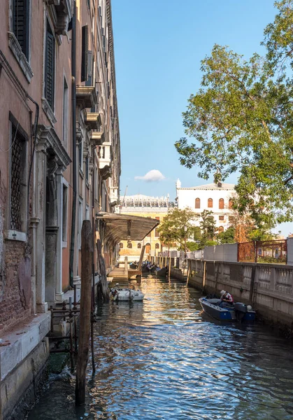 Venecia paisaje urbano, canal de agua estrecha. Italia — Foto de Stock