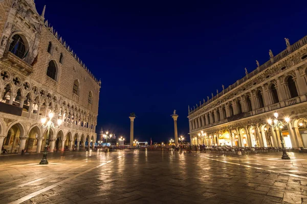 Saint Mark plein door de nacht, Venetië, Italië, Europa — Stockfoto