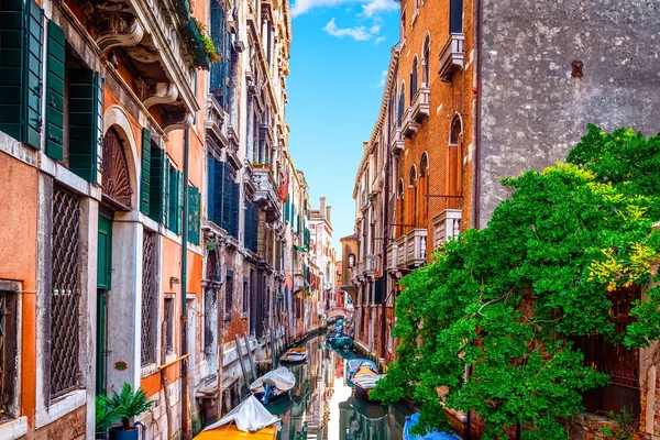 Schöne venezianische Stadtsilhouette bei Tag. Italien — Stockfoto