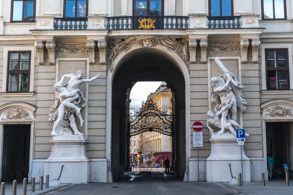 Wiedeń, Austria - września 2017 - wewnętrzny zamek Hofburg stary statua w łuku przejścia — Zdjęcie stockowe