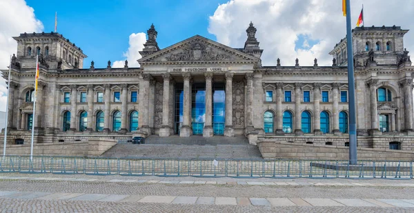 Здание парламента Германии или Рейхстага в Берлине, Германия — стоковое фото