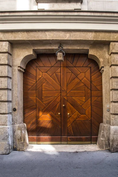 Old door in Vienna Austria September 2017 — Stock Photo, Image