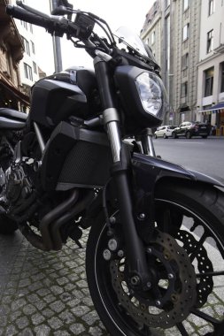 Berlin, Almanya Eylül 2017 Caddesi üzerinde siyah güçlü motosiklet