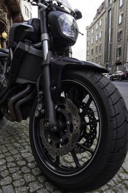 Berlin, Almanya Eylül 2017 Caddesi üzerinde siyah güçlü motosiklet