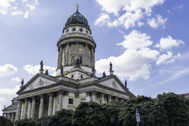 Alman Katedrali, Berlin Almanya dramatik gökyüzü arka plan üzerinde