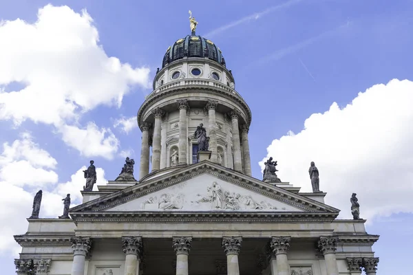Немецкий собор на фоне драматического неба в Берлине Германия — стоковое фото
