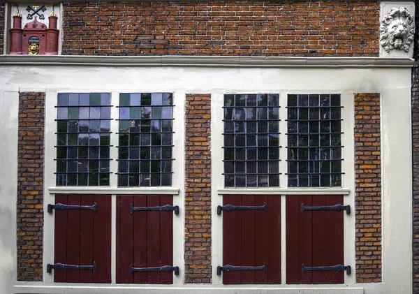 Traditional old door red in Amsterdam — Stock Photo, Image