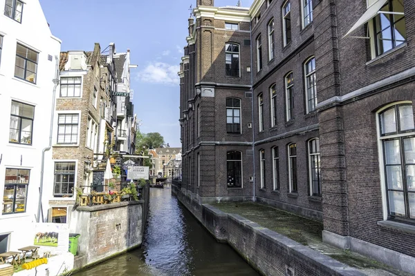 En underbar kanal i Amsterdam på en solig dag. Amsterdam Nederländerna September 2017 — Stockfoto