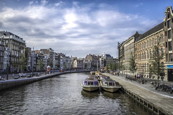 Bellissimo canale ad Amsterdam la sera d'autunno. Amsterdam Paesi Bassi settembre 2017 — Foto Stock