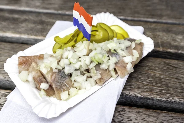 geleneksel Hollanda ile turşu ile ham ringa snack