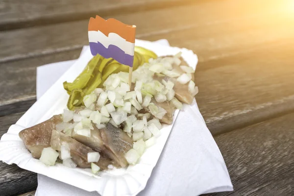 Traditionele Nederlandse snack met rauwe haring met augurken — Stockfoto