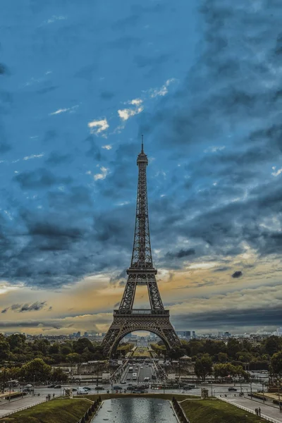 Famosa y hermosa torre Eiffel en París, Francia — Foto de Stock