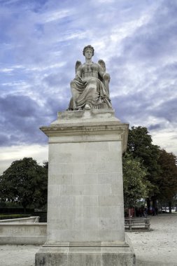 Melek heykeli yakınındaki arc de Triomphe Paris Sorbonne Üniversitesi, yeri