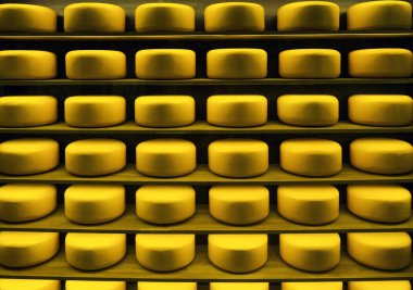 bir vitrin baş beyaz peynir