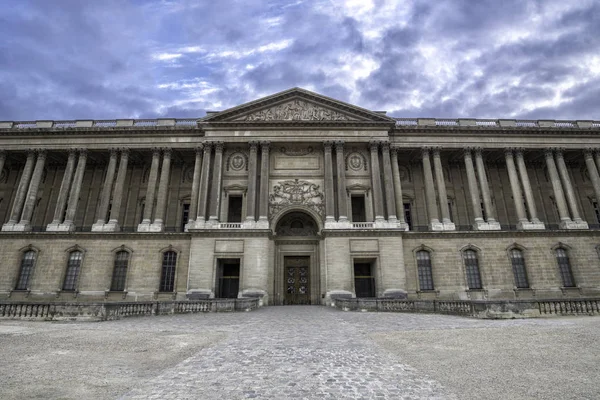 La colonnade du Palais du Louvre en style classicisme France Paris septembre 2017 — Photo