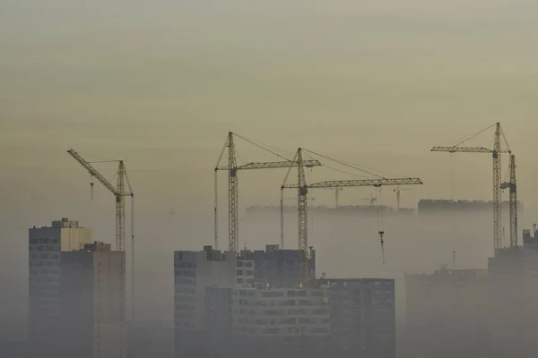 Gru e cantiere nello smog urbano — Foto Stock