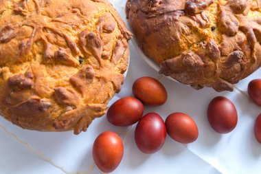 Christian Easter kek ve kırmızı yumurta