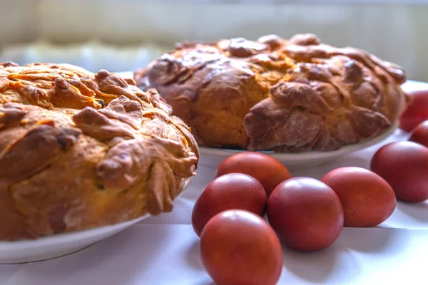 Christlicher Osterkuchen und rote Eier — Stockfoto